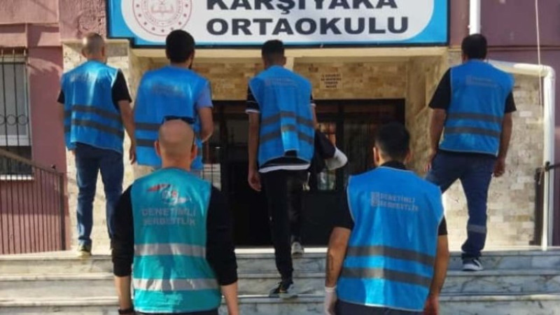 Denetimli serbestlik yükümlüleri İzmir’de okulları yeniledi