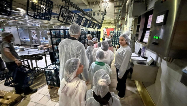 İzmir’de eğitim sınıfın dışına taşıyor: Öğrenciler üretim sürecini yerinde inceledi