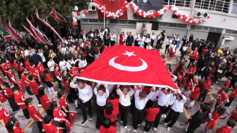 Güzelyalı Ortaokulu’ndan 23 Nisan'da görkemli kutlama!