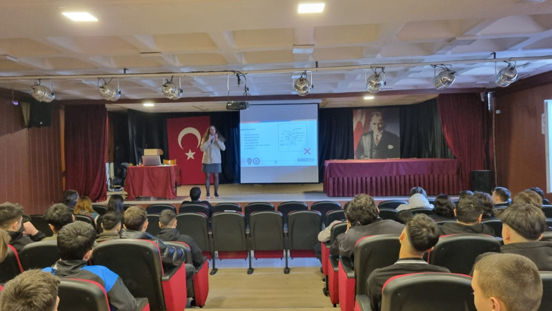 İzmir'de siber seferberlik: 37 okulda güvenli internet turu