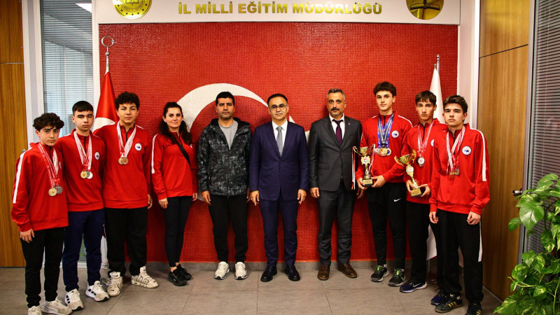 İzmir’in şampiyon atletlerinden Dr. Ömer Yahşi'ye ziyaret