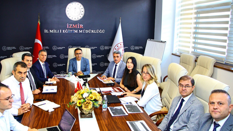 Dr. Ömer Yahşi başkanlığında İzmir'de eğitim zirvesi