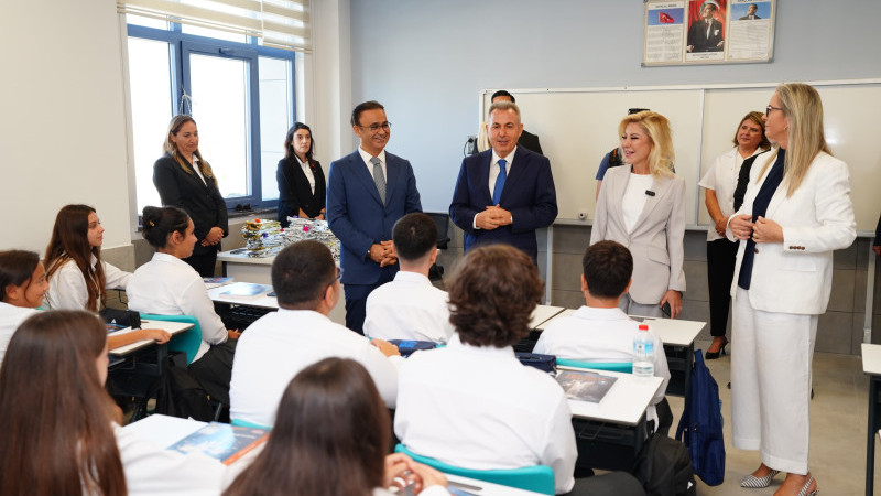 Vali Elban ve protokol, Güzelbahçe 60. Yıl Anadolu Lisesi açılışında öğrencilerle buluştu